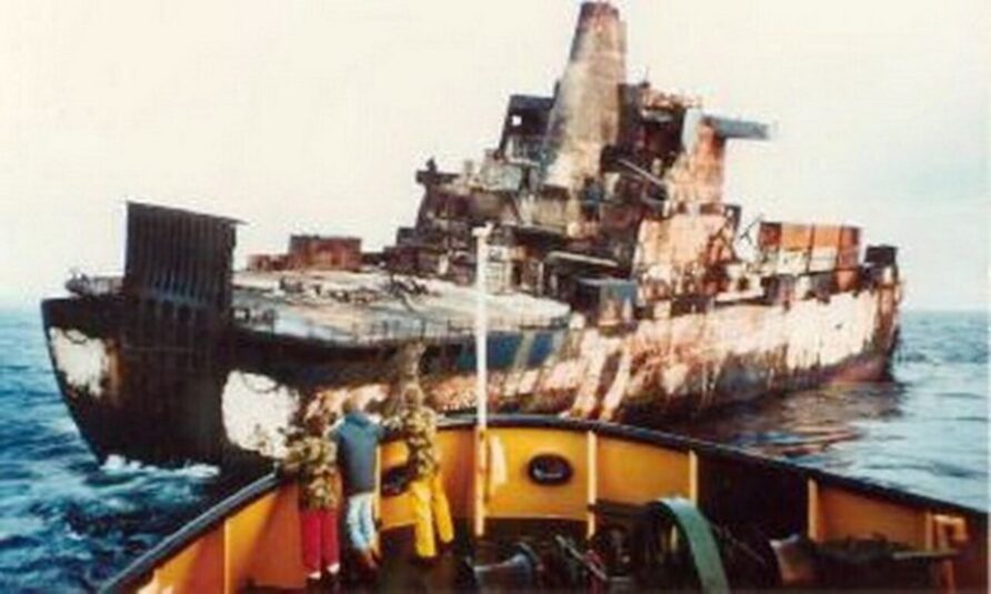 Novi argentinski predsjednik želi vratiti Falklandske otoke Atlantic-Conveyor-after-the-attack-under-tow-by-the-tug-the-Irishman-892x535