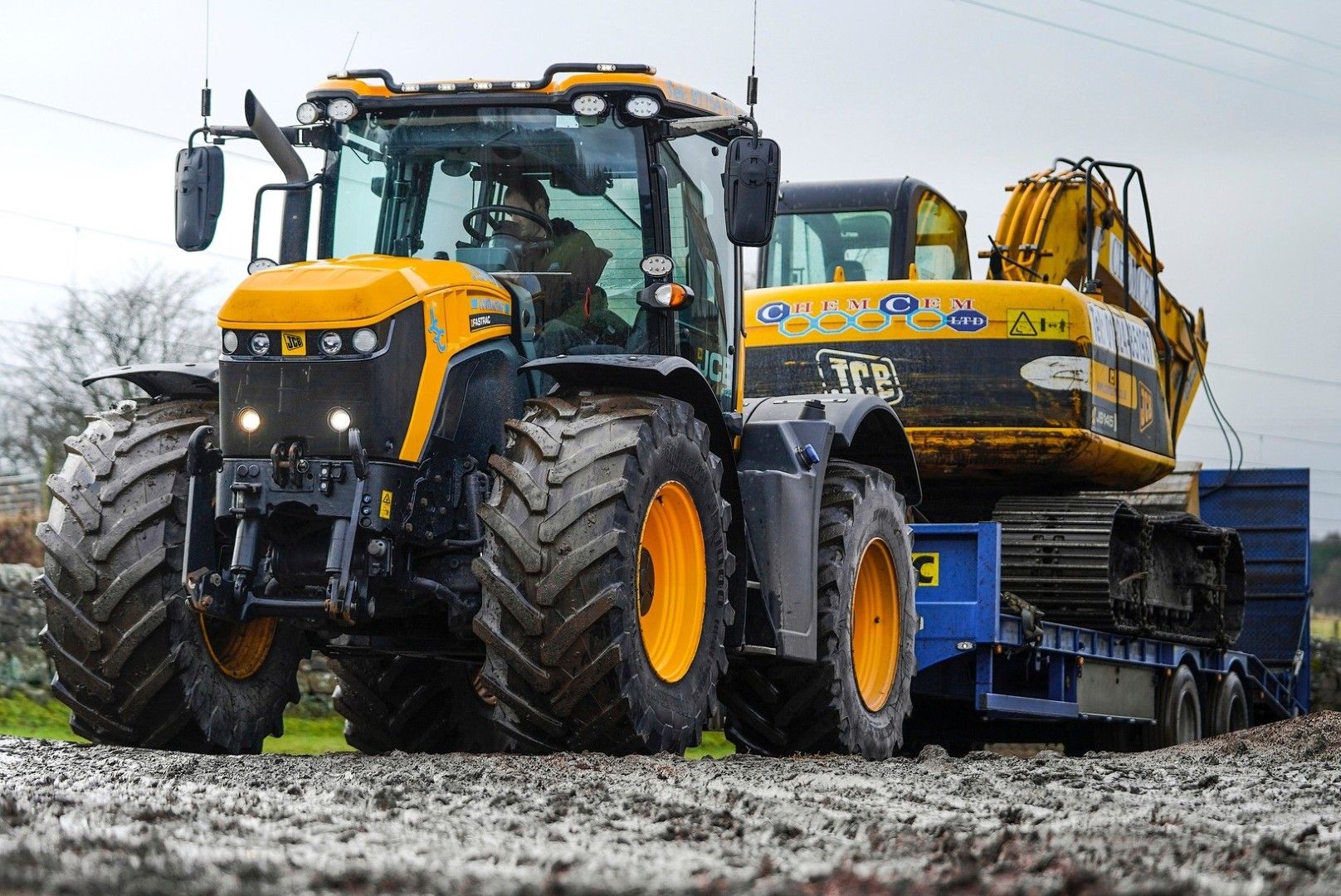 the-jcb-fastrac-think-defence